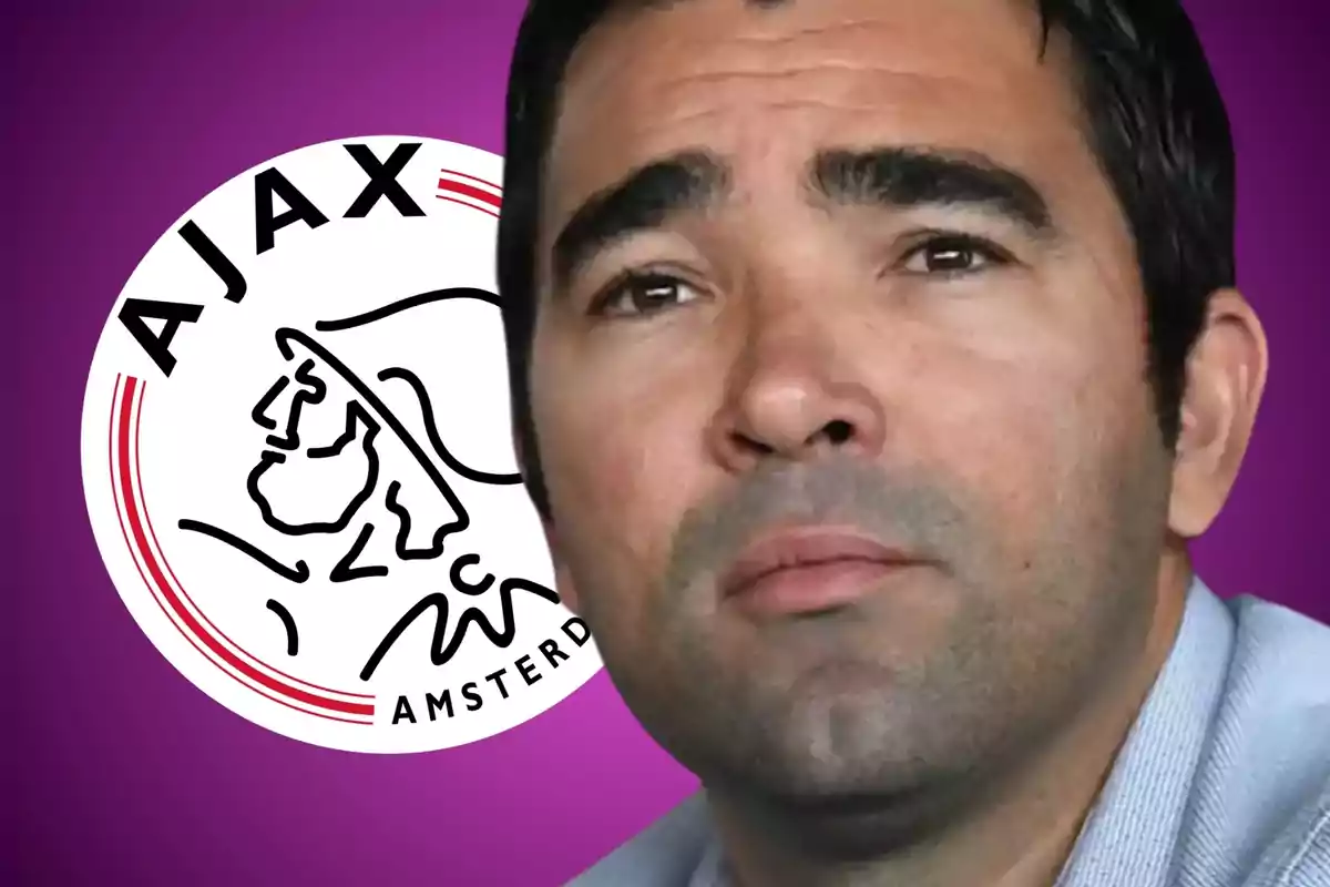 Home mirant al capdavant amb el logotip de l'Ajax d'Amsterdam al fons.