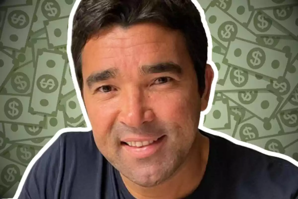 Un hombre sonriente con un fondo de billetes verdes.