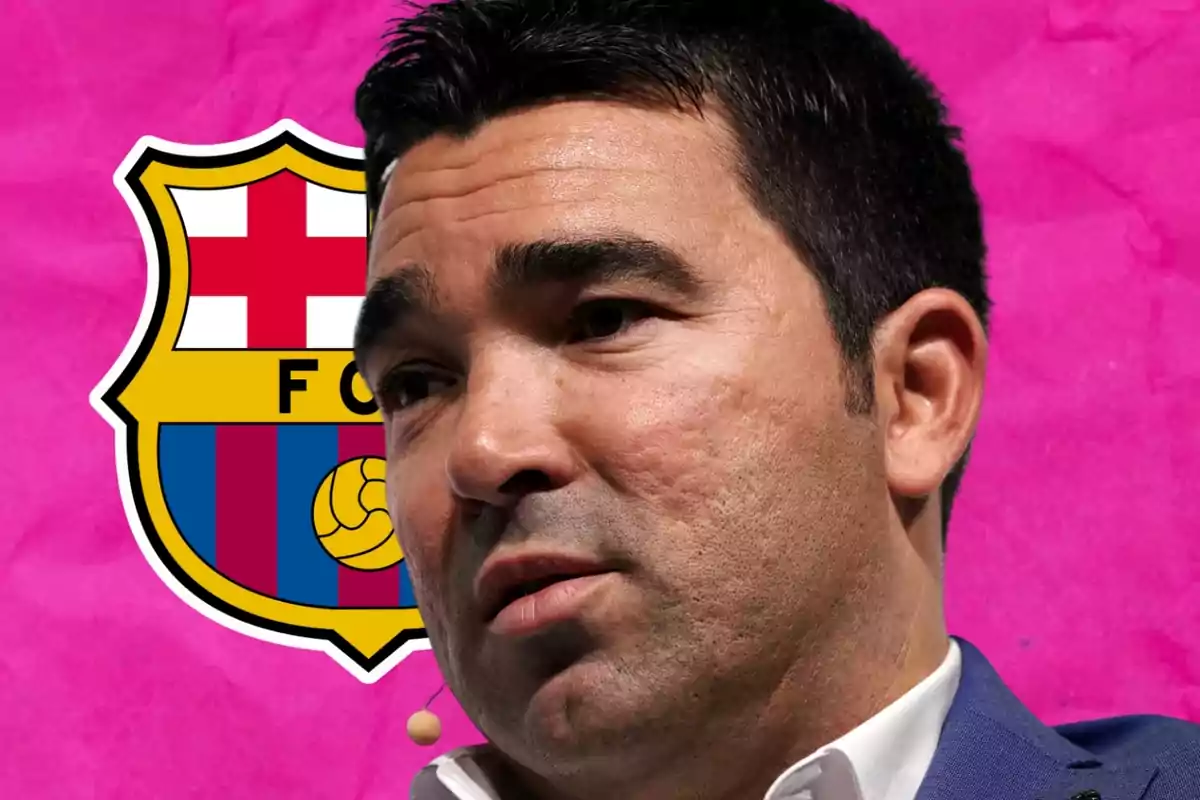 Home amb micròfon a l'orella davant d'un fons rosa amb l'escut del FC Barcelona.