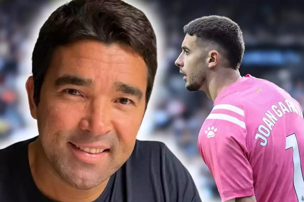 Primer pla d’un home somrient i al fons un futbolista amb samarreta rosa que porta el nom Joangar