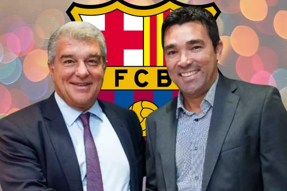 Dos homes somrients amb vestits formals posen davant un escut del FC Barcelona amb un fons de llums acolorits.