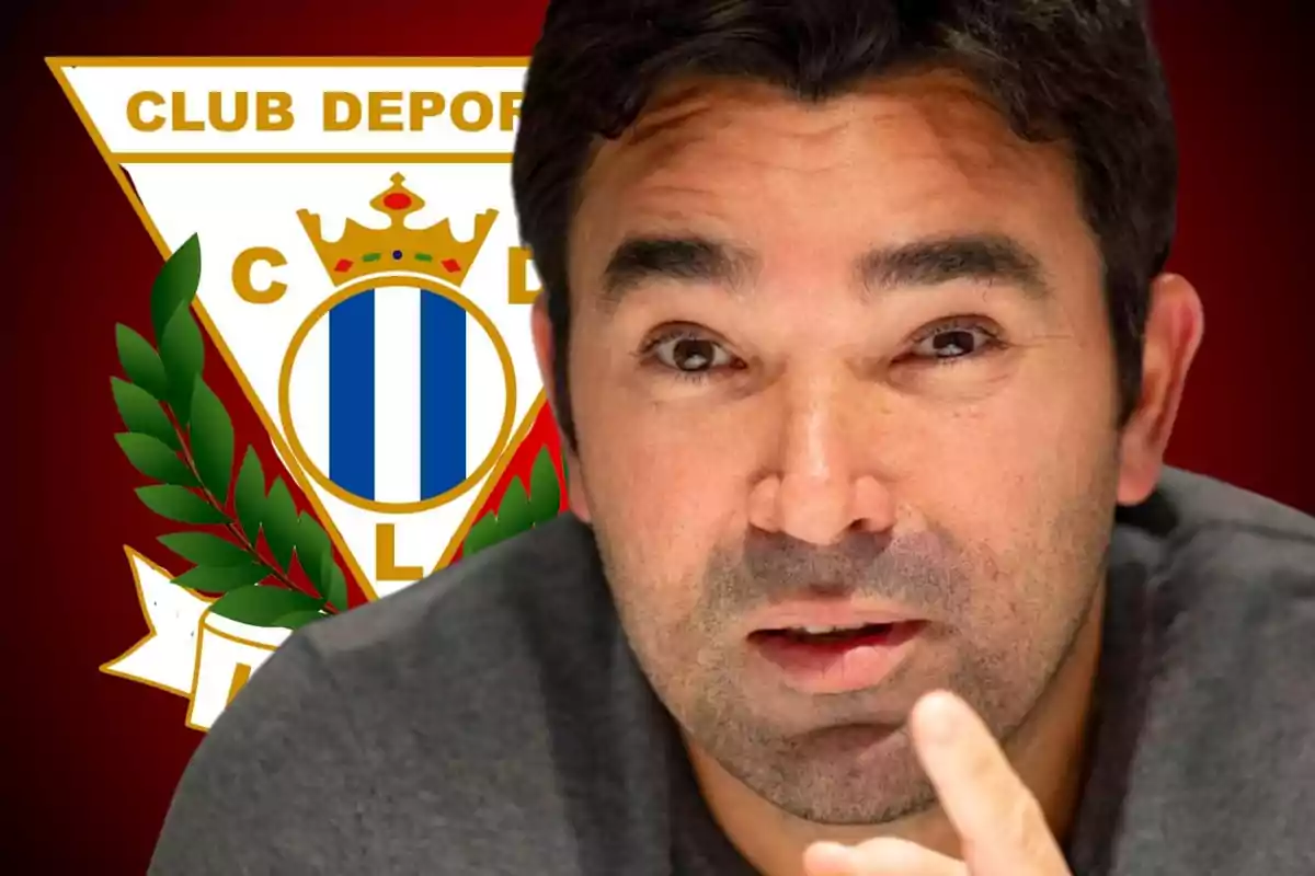 Un home parlant davant de l'escut del Club Esportiu Linares.