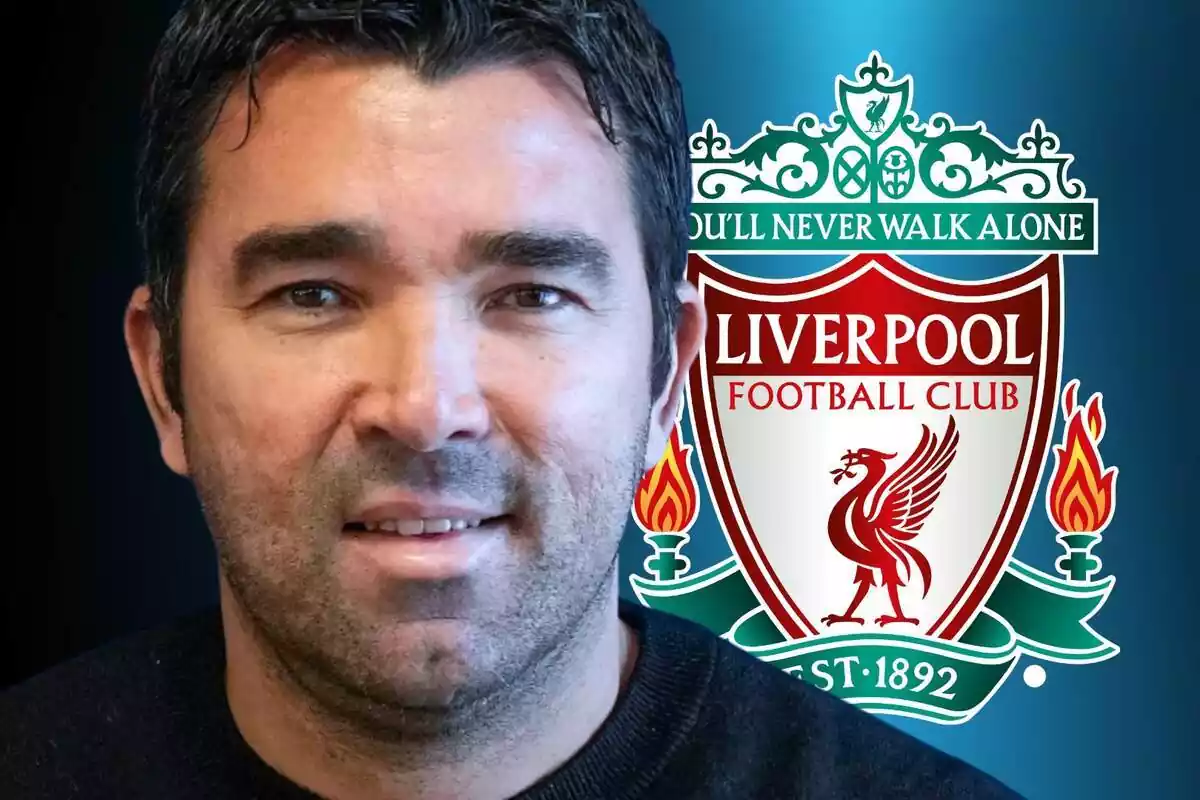 Deco mirant al capdavant amb l'escut del Liverpool al costat i un fons amb llum blava