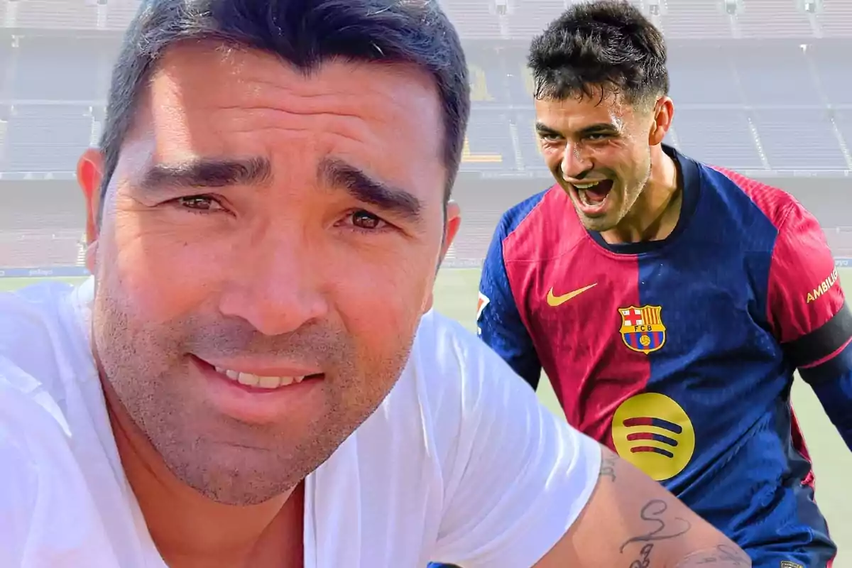 Dos hombres, uno en primer plano con camiseta blanca y otro detrás con uniforme de fútbol del FC Barcelona, ambos sonrientes.