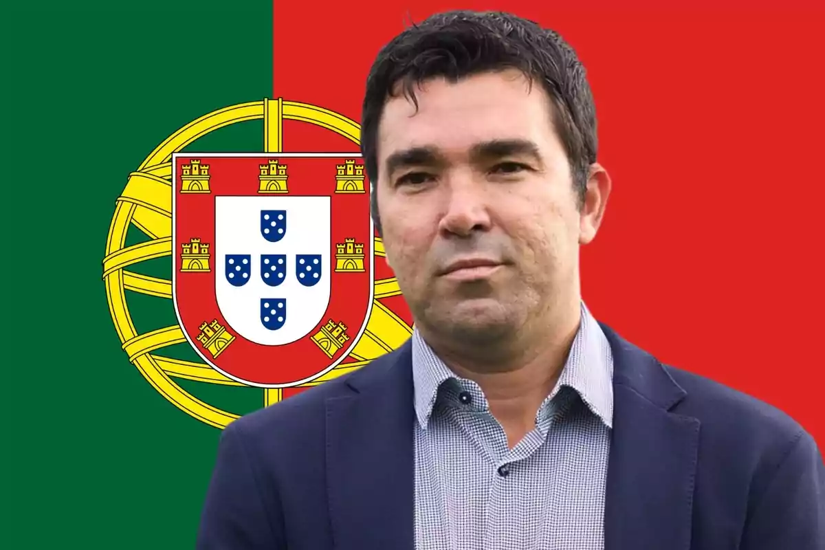 Home de vestit davant de la bandera de Portugal. Home de vestit davant de la bandera de Portugal.