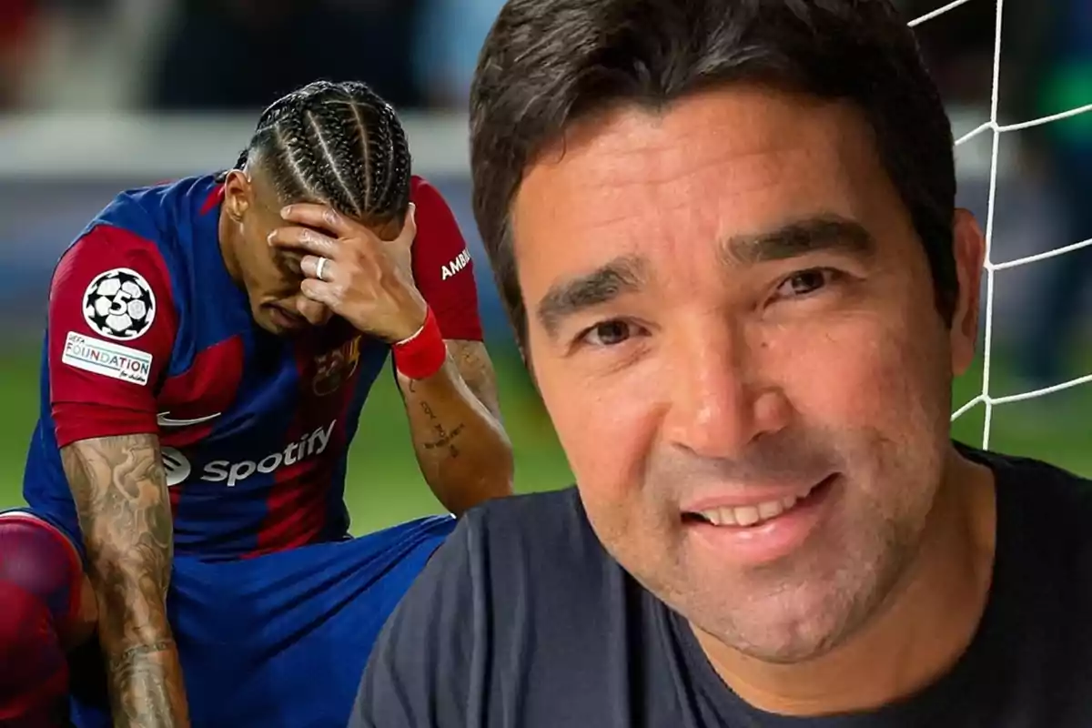 Un jugador de futbol amb la samarreta del FC Barcelona es cobreix la cara amb la mà mentre un altre home somriu davant de la càmera.