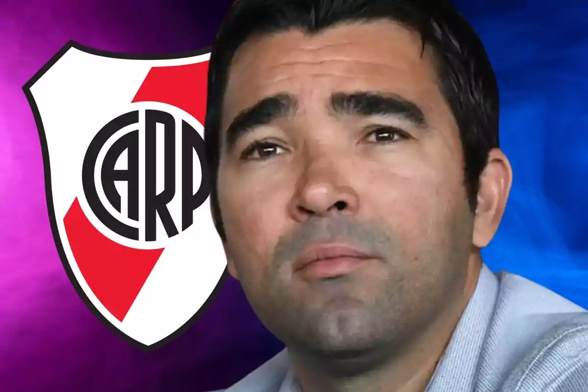 Un home amb expressió seriosa davant d'un fons amb l'escut de River Plate.