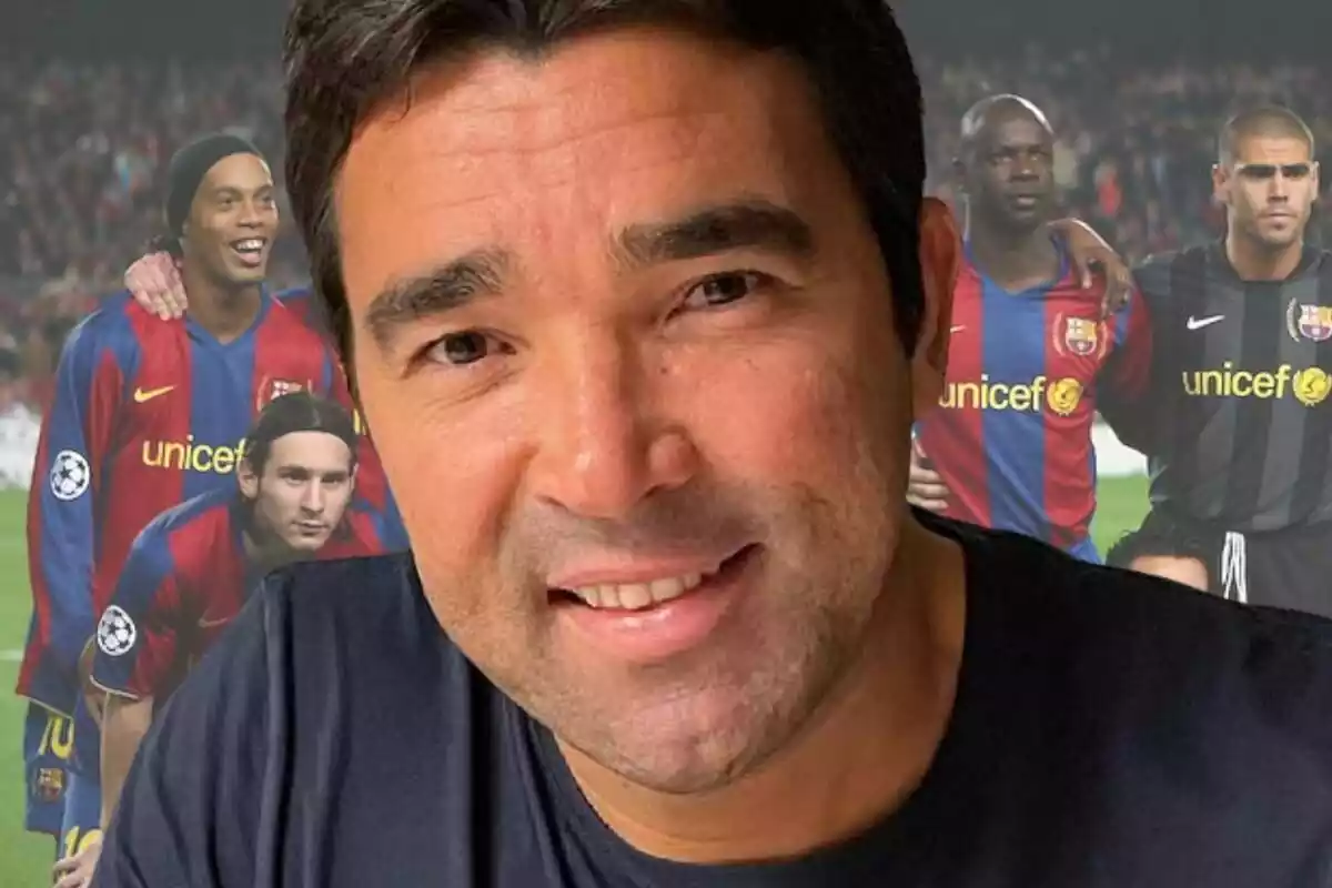 Deco mirant a càmera amb un somriure amb una imatge dels jugadors del FC Barcelona al fons