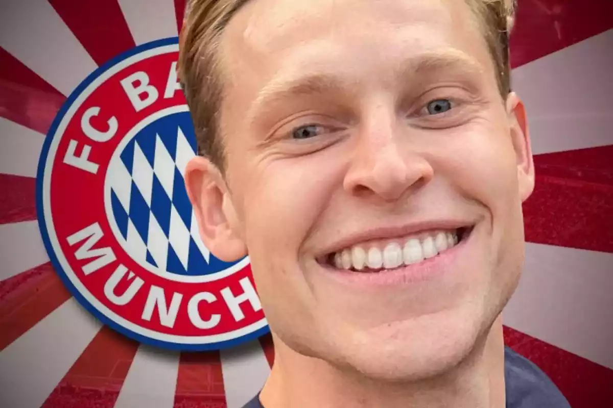 Frenkie de Jong amb un gran somriure davant de l'escut del Bayern Munic