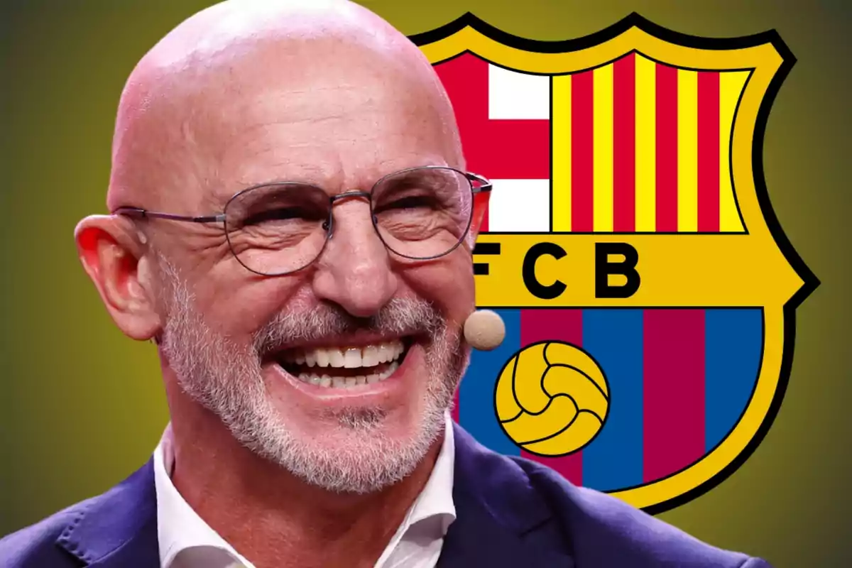 Home calb amb ulleres i micròfon somriu davant de l’escut del FC Barcelona