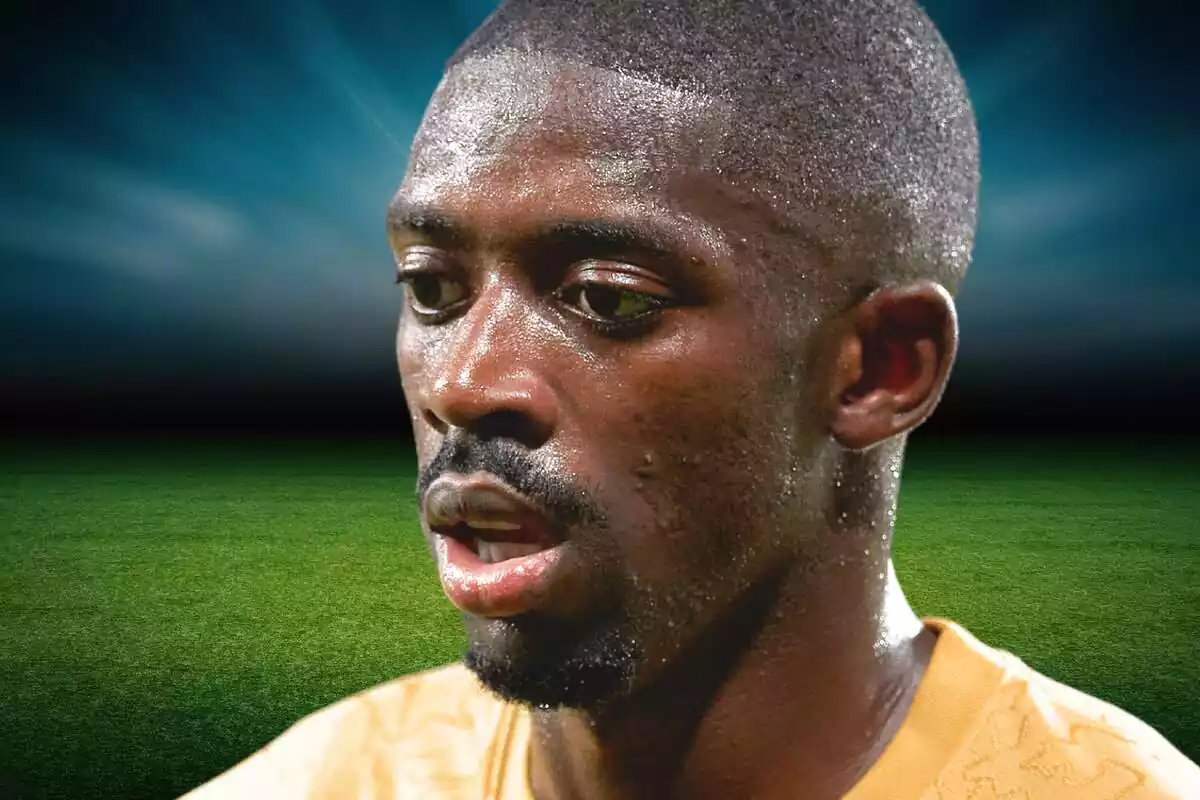 Ousmane Dembélé en primer pla amb un camp de futbol mig il·luminat al fons