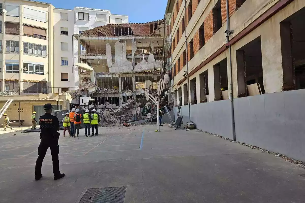 Policia a l'ensorrament d'un edifici