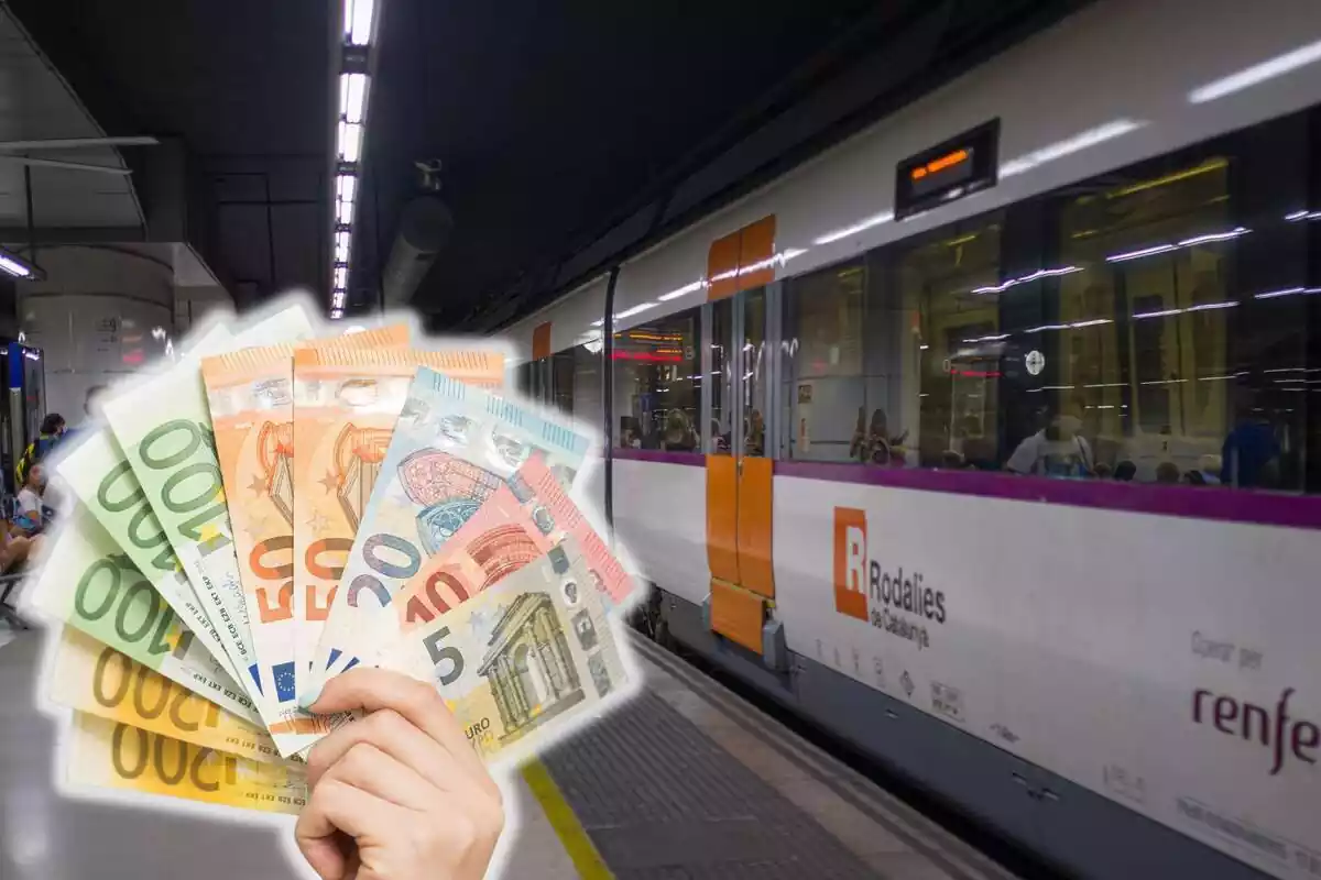 Un tren de Renfe a una estació i diversos bitllets d'euros en primer pla