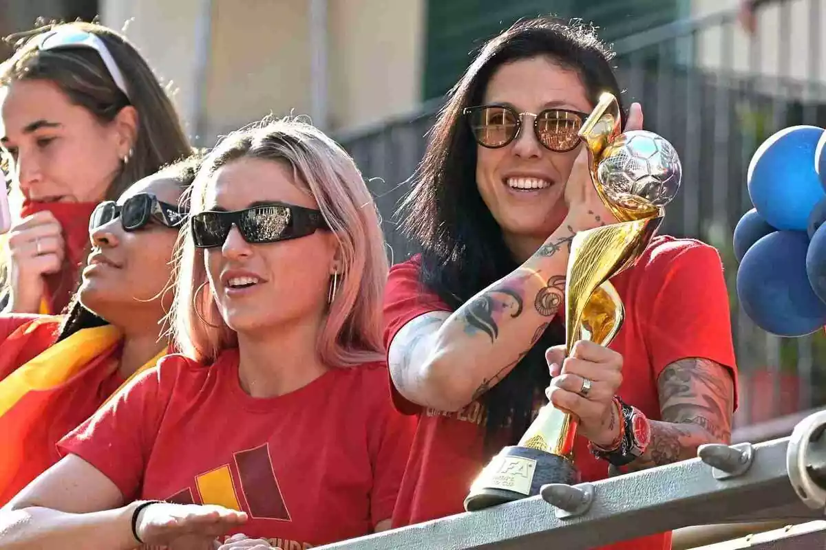 Imatge d'Alwxia Putellas i Jenni Hermoso amb el guardó del Mundial Imatge d'Alwxia Putellas i Jenni Hermoso amb el guardó del Mundial