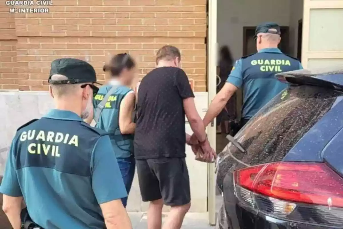 Guàrdia Civil detenint un home per matar un amic a València