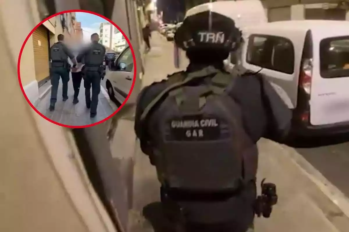 Imatge del moment de la detenció de la Guàrdia Civil a Barcelona