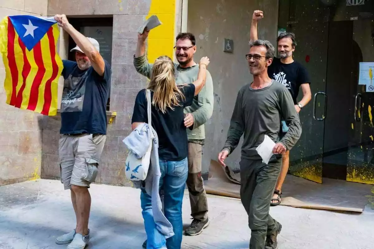 Detinguts pel boicot a La Vuelta ciclista, absolts, celebrant la seva llibertat amb una estelada