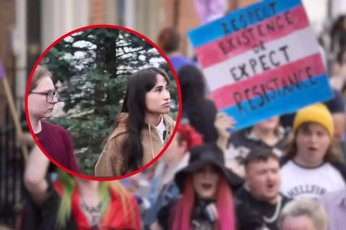 Muntatge amb una imatge de fons difuminada d'una manifestació pro trans i un marc amb una captura de dos adolescents que van destransicionar