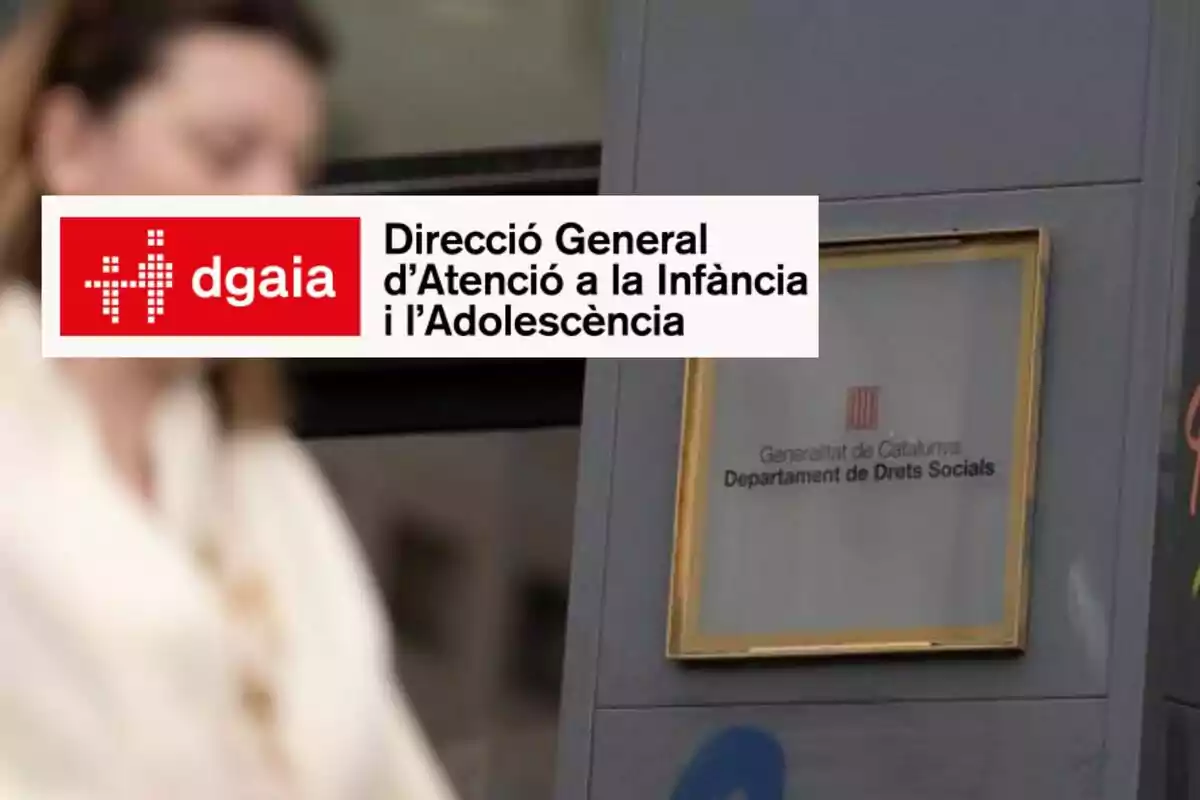 Una persona desenfocada davant d'un edifici amb un cartell que diu "Direcció General d'Atenció a la Infància i l'Adolescència" i "Departament de Drets Socials".