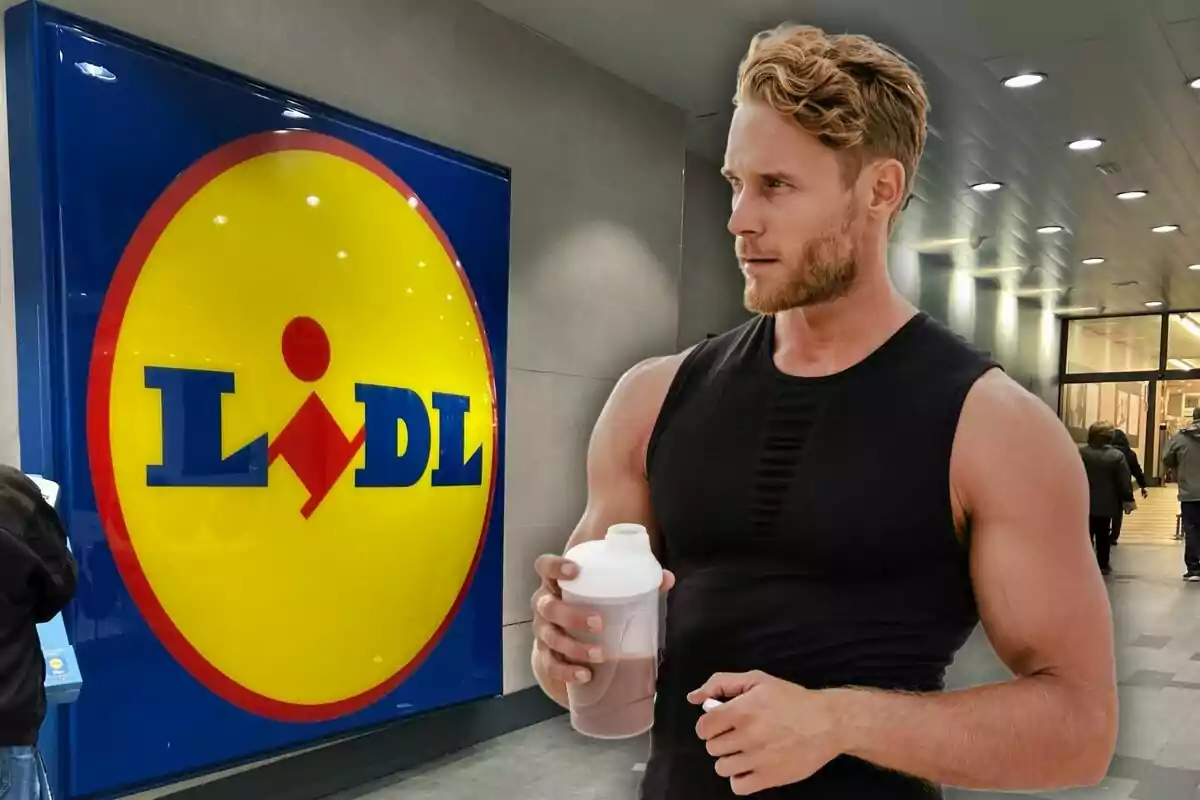 Un hombre con camiseta sin mangas sostiene un batido frente a un cartel de Lidl en un centro comercial.