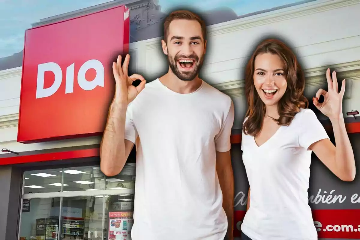 Dos personas sonrientes con camisetas blancas hacen el gesto de "OK" frente a un cartel rojo de una tienda.