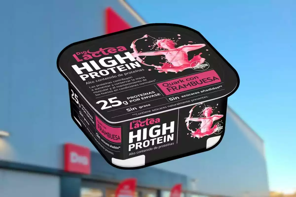 Envàs de iogurt alt en proteïnes amb gust de gerd, sense gluten i sense sucres afegits, amb 25 grams de proteïnes per envàs, sobre un fons desenfocat d'un edifici. Envàs de iogurt alt en proteïnes amb gust de gerd, sense gluten i sense sucres afegits, amb 25 grams de proteïnes per envàs, sobre un fons desenfocat d'un edifici.
