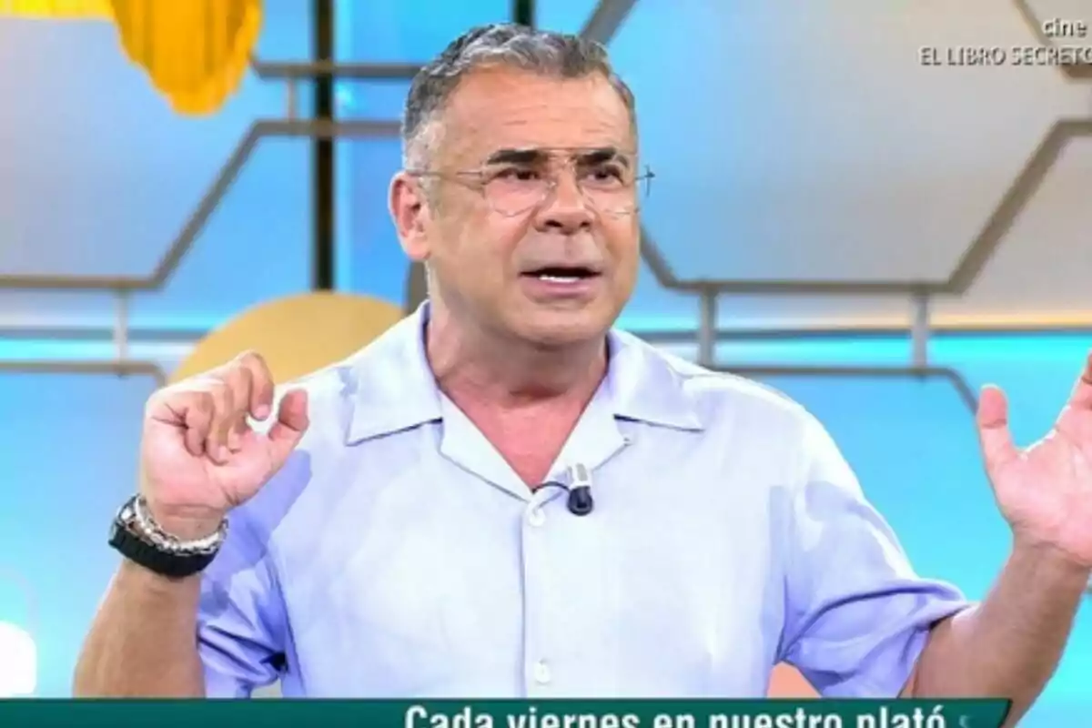 Jorge Javier Vázquez amb ulleres i camisa clara gesticula mentre parla al plató d'El Diario de Jorge.