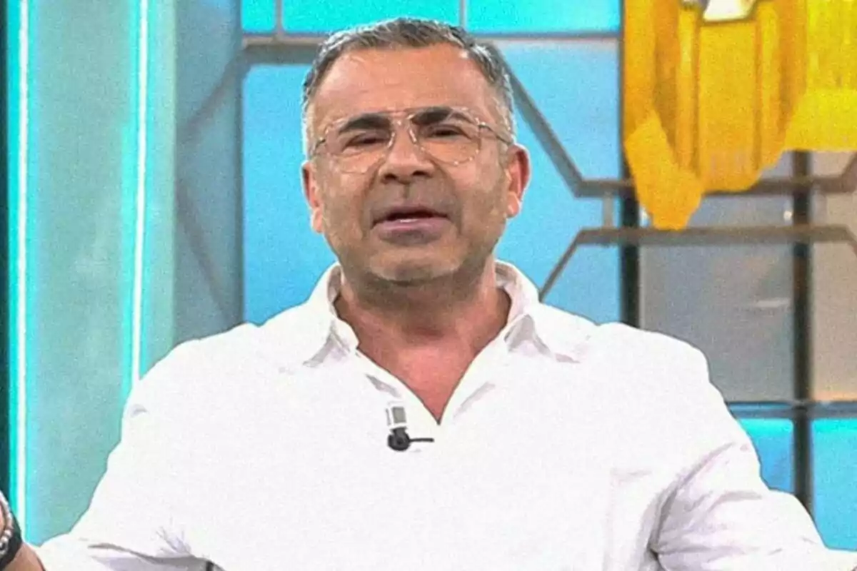 Captura de Jorge Javier Vázquez amb camisa blanca i ulleres parlant al plató d'El Diario de Jorge