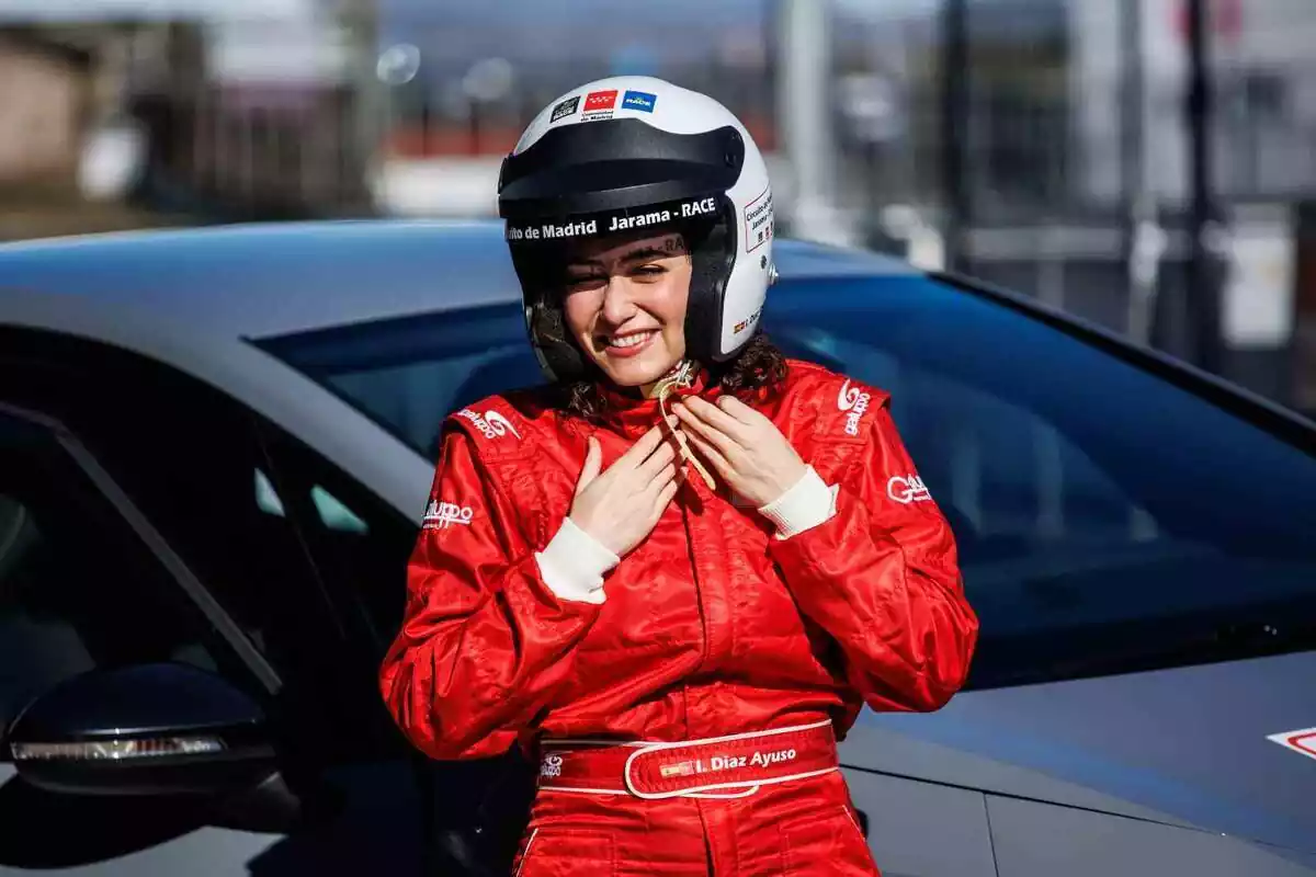 Isabel Díaz Ayuso, presidenta de la Comunitat de Madrid, en una imatge al circuit del Jarama, a Madrid, vestida amb un mico de F1