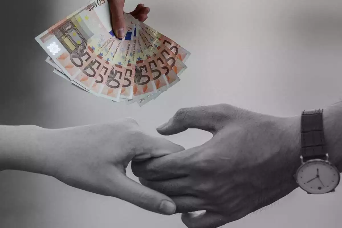 Dues persones agafant-se de les mans i una imatge superposada de molts bitllets de 50 euros