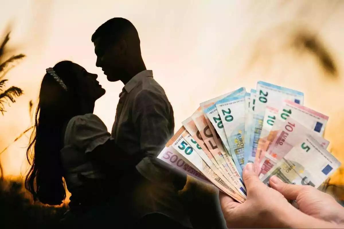 Una parella abraçada de fons i una imatge d'una persona amb diners a la mà