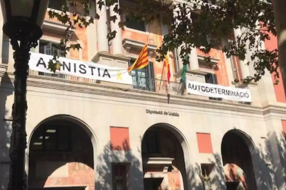 Imatge de la façana de la Diputació de Lleida amb una pancarta a favor de l´amnistia i una altra a favor de l´autodeterminació