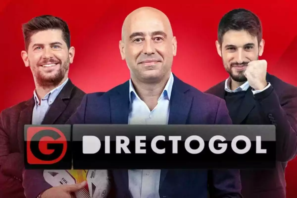 Tres homes posen davant d'un fons vermell amb el logotip de "Directo Gol" en primer pla.