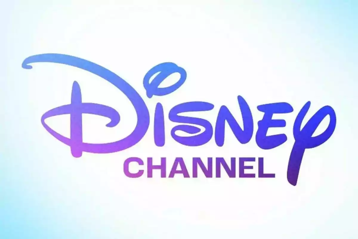 Logotip de Disney Channel amb fons degradat blau clar.