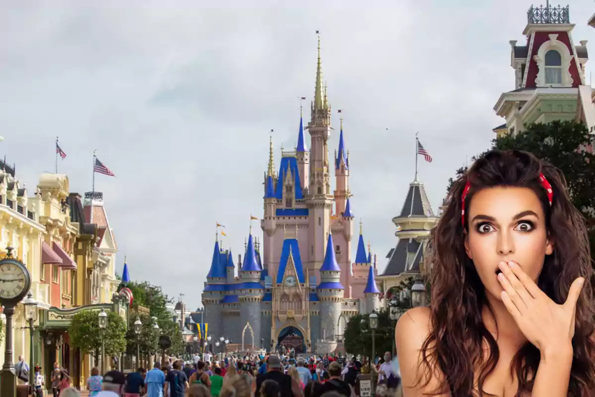 Una mujer sorprendida frente a un castillo en un parque temático lleno de visitantes.