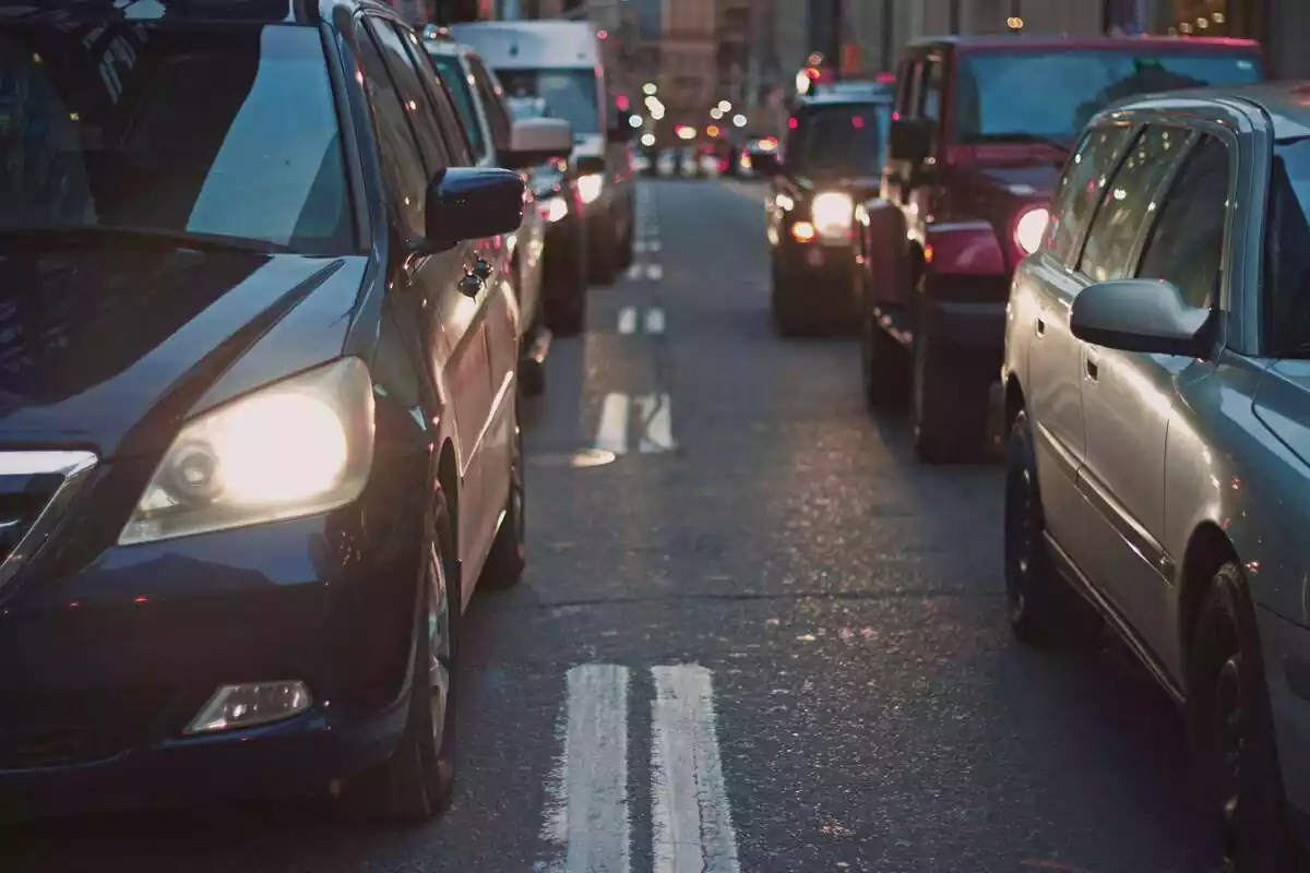 Trànsit en doble carretera de cotxes en el centre d'una ciutat