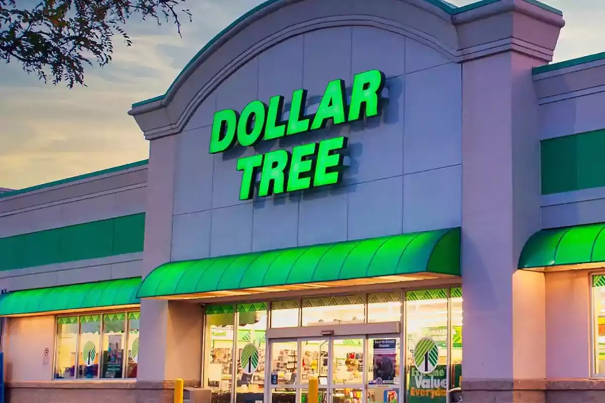 Fachada de una tienda de Dollar Tree con letrero verde iluminado.