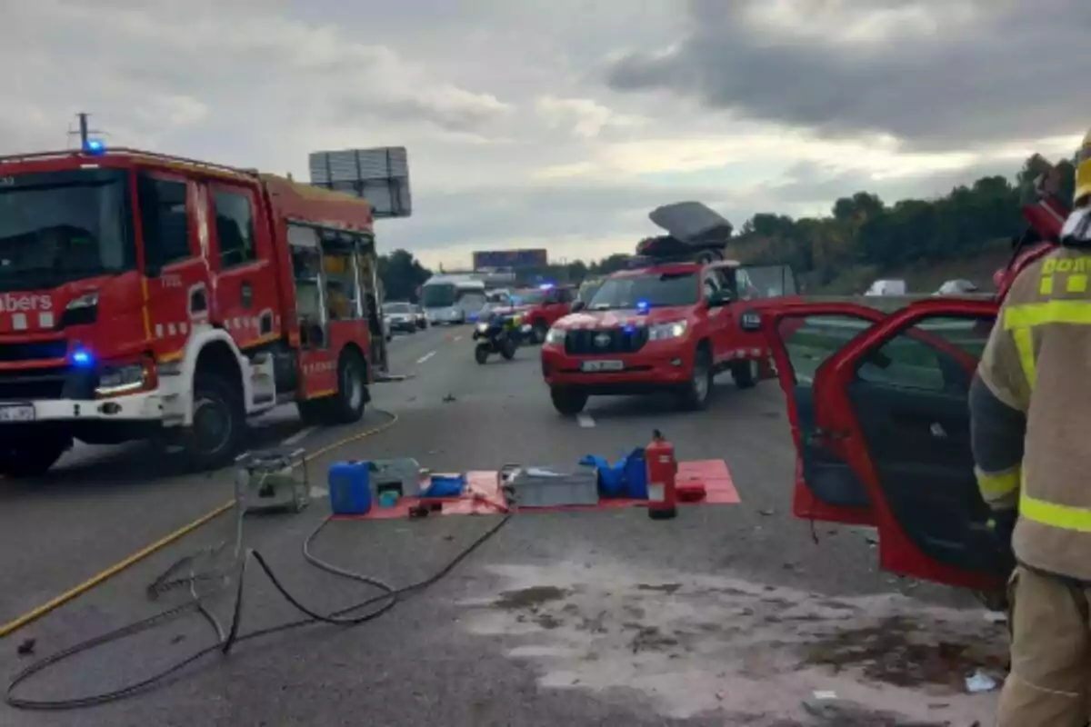 Un accident a la carretera amb vehicles de bombers i equips d?emergència presents.