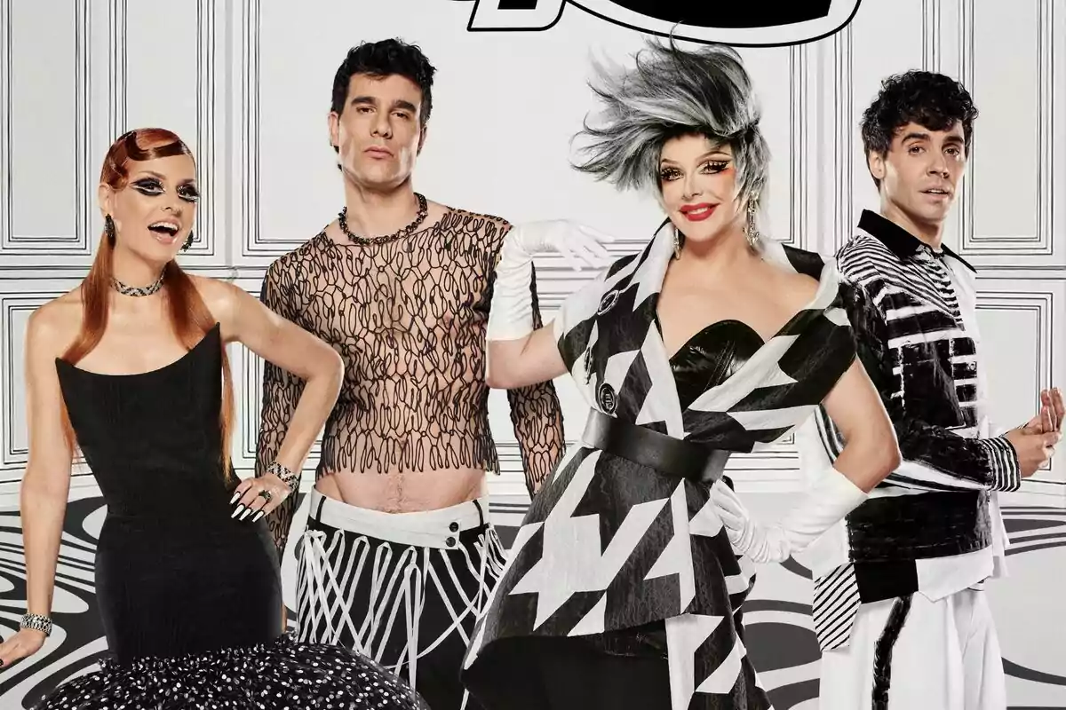 Fotografia d'Ana Locking, Javier Calvo, Supremme de Luxe i Javier Ambrossi posant amb vestits de moda en blanc i negre davant d'un fons amb panells decoratius als cartells de Drag Race España