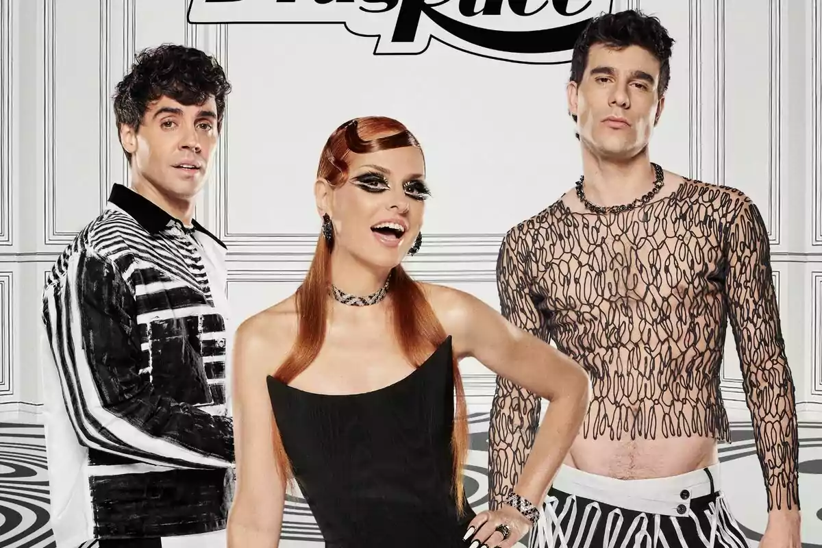 Fotografía de Ana Locking, Javier Calvo y Javier Ambrossi posando con atuendos de moda en blanco y negro frente a un fondo con paneles decorativos en los carteles de Drag Race España