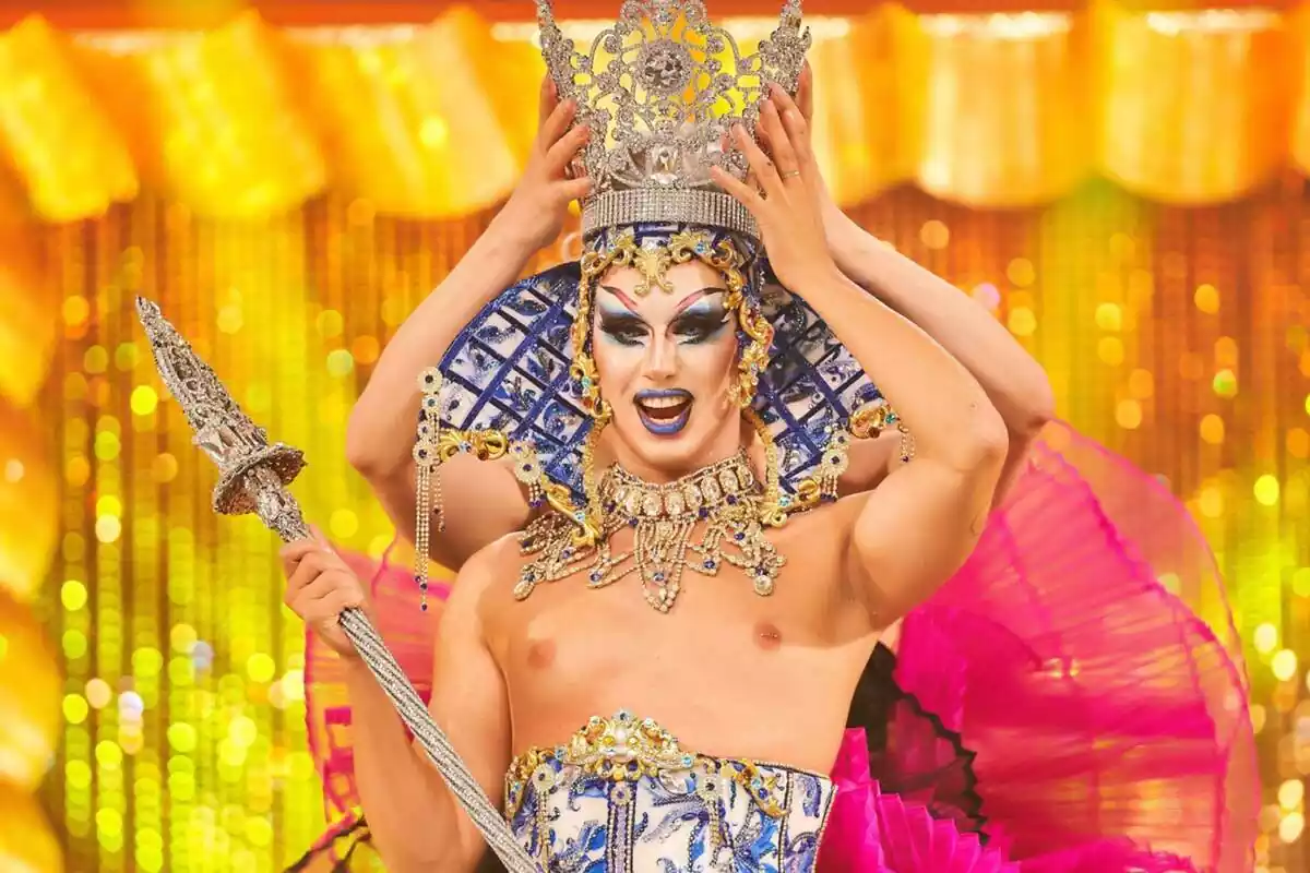 Fotografía de Drag Sethlas con la corona y el centro de ganadora de Drag Race España: All Stars en atresplayer