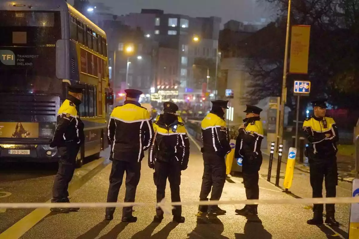 Un cordó policial format per 6 policies irlandesos en un carrer de Dublín després de l?atac de diverses persones, entre ells tres nens, amb un ganivet