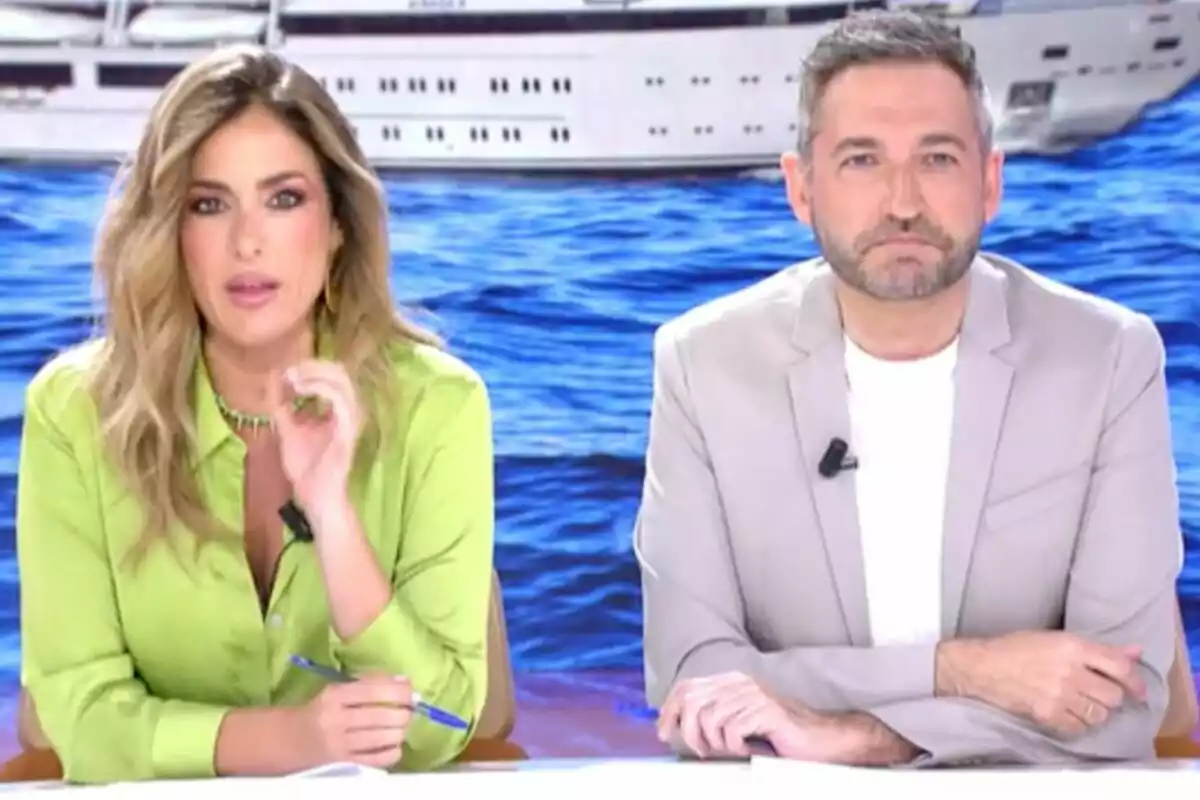 Verónica Dulanto i Frank Blanco estan asseguts a 'Tardear' amb un fons de mar i un vaixell, la dona porta una camisa verda i l'home una americana clara.