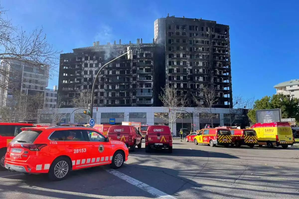 Imatge de l'edifici de València completament calcinat