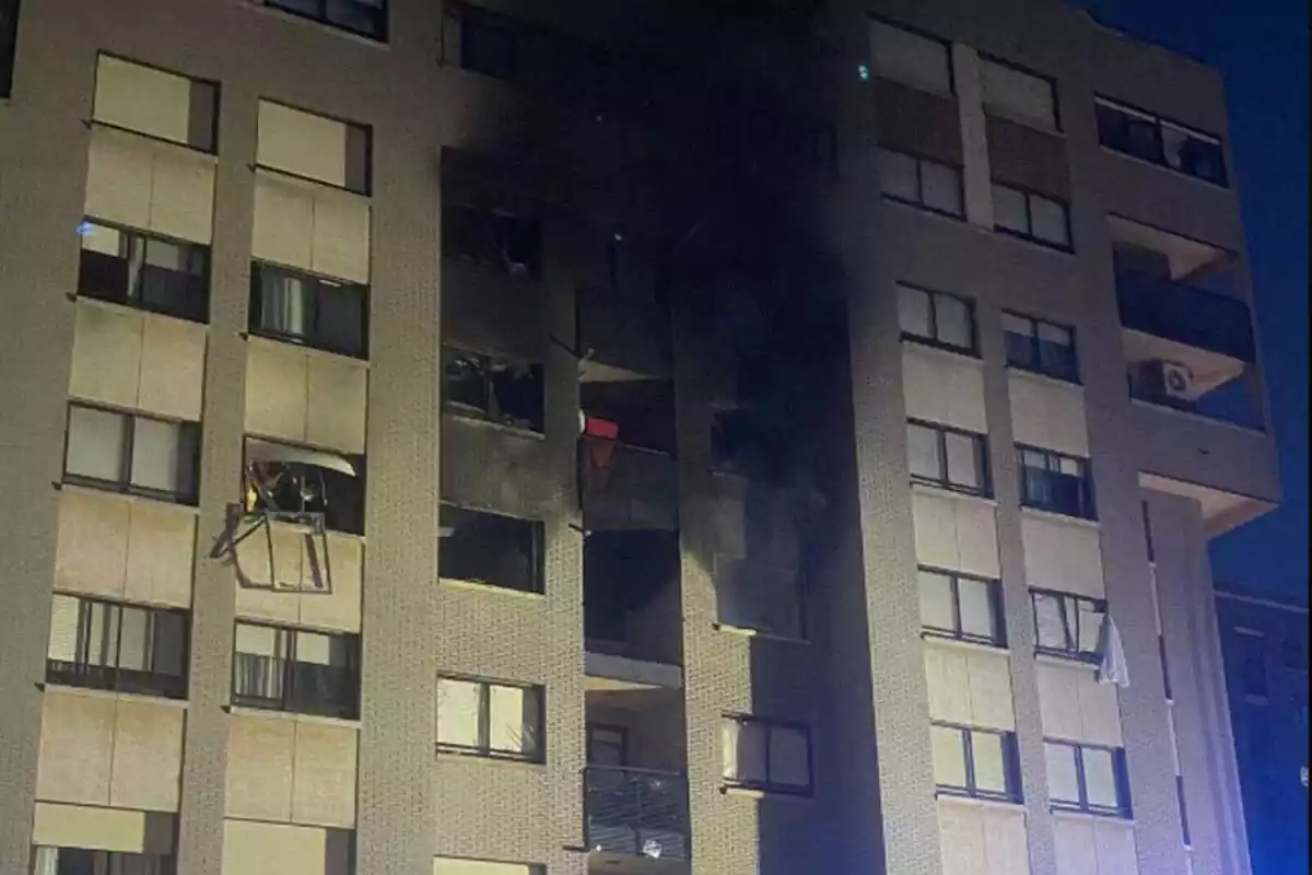 Imatge d'un edifici cremat per una explosió sortint fum a Valladolid