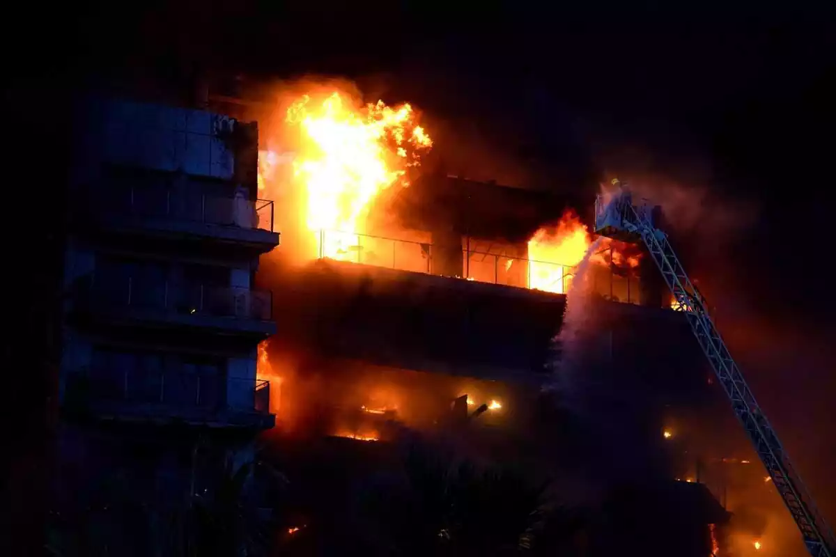 Els bombers intenten apagar les flames d'un edifici, al barri de Campanar, el 22 de febrer del 2024, a València