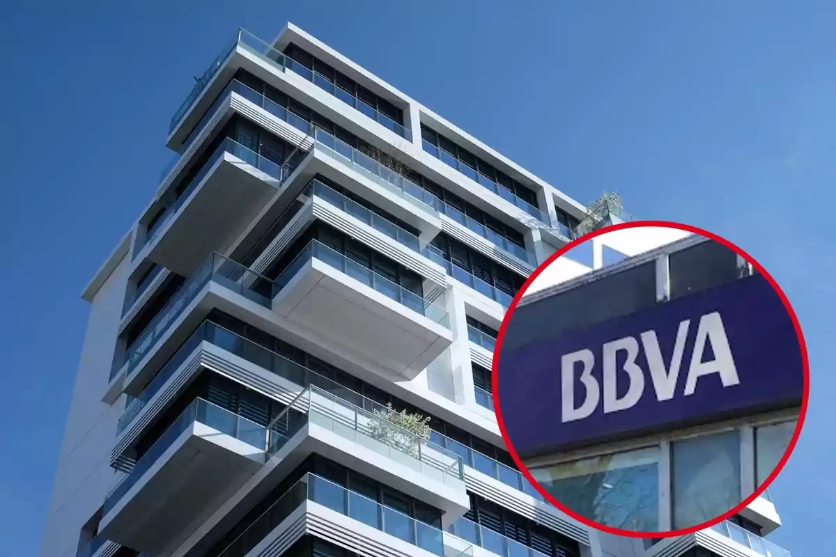 Edifici modern amb balcons i logotip de BBVA en un cercle vermell. Edifici modern amb balcons i logotip de BBVA en un cercle vermell.