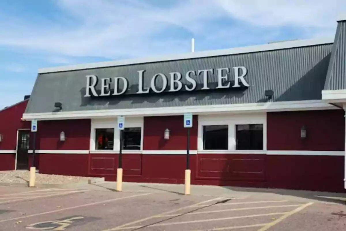 Façana d'un restaurant Red Lobster amb aparcament al davant. Façana d'un restaurant Red Lobster amb aparcament al davant.
