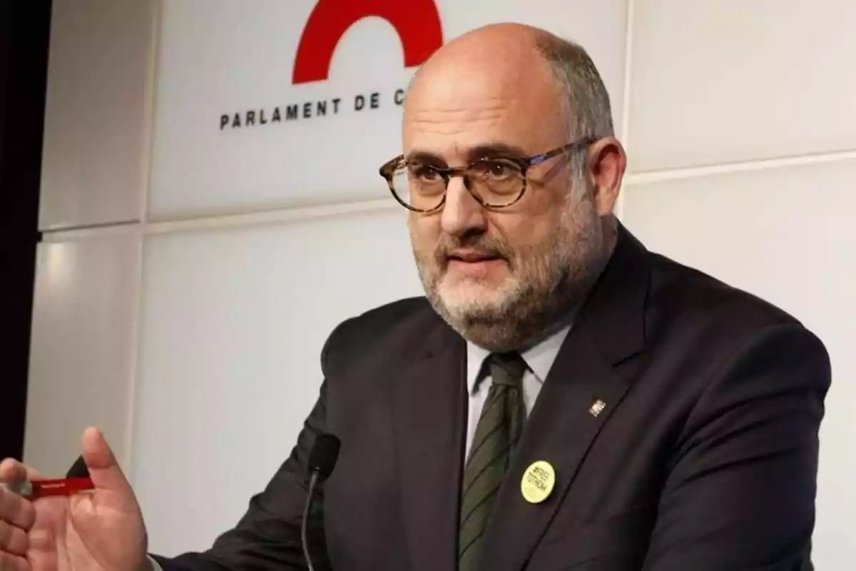 Imatge d'Eduard Pujol a la sala de premsa del Parlament de Catalunya