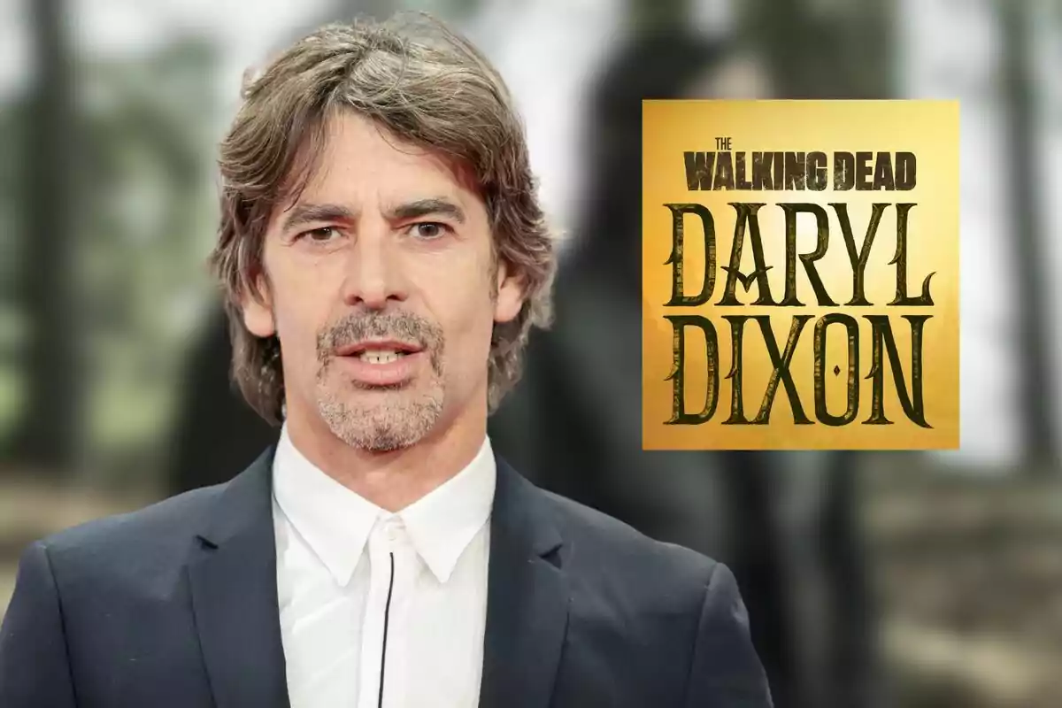 Eduardo Noriega amb vestit davant d'un cartell de The Walking Dead: Daryl Dixon.